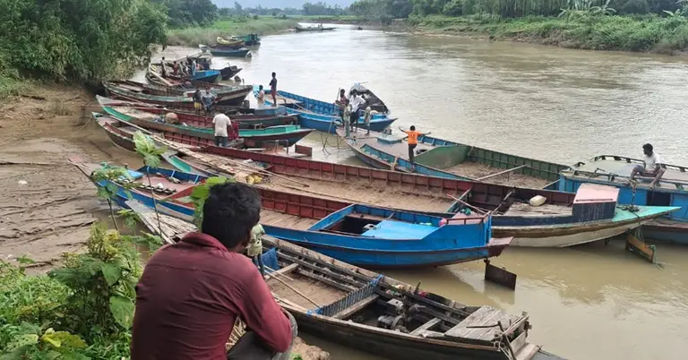 নেত্রকোনার কলমাকান্দায় মহাদেও নদে ভ্রাম্যমাণ আদালতের অভিযানে জব্দ করা বালুবাহী নৌকা
